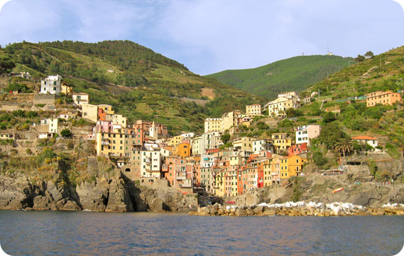 Panoramica di Riomaggiore vista dal mare